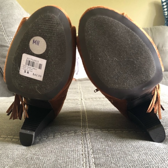 QUPID Rich brown suede-like fringe bootie - Picture 4 of 4